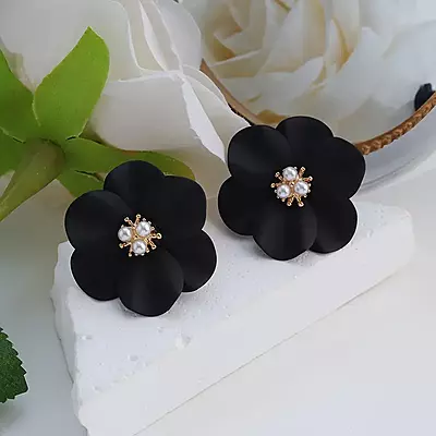 Inlaid White Faux Pearls Earrings